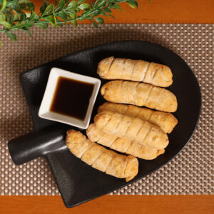 Disfruta de nuestros irresistibles tequeños, acompañados de salsas de maracuyá y frutos rojos, en Cocuiza, La Latina, Madrid.