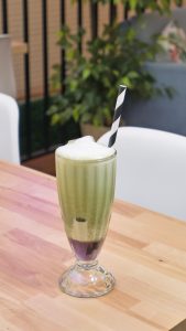 Iced Lavanda Matcha | Cocuiza Brunch & Coffee Chueca Madrid